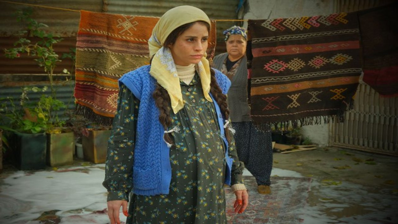 تصویر زمینه دلبر آی زن بزرگ کوچک