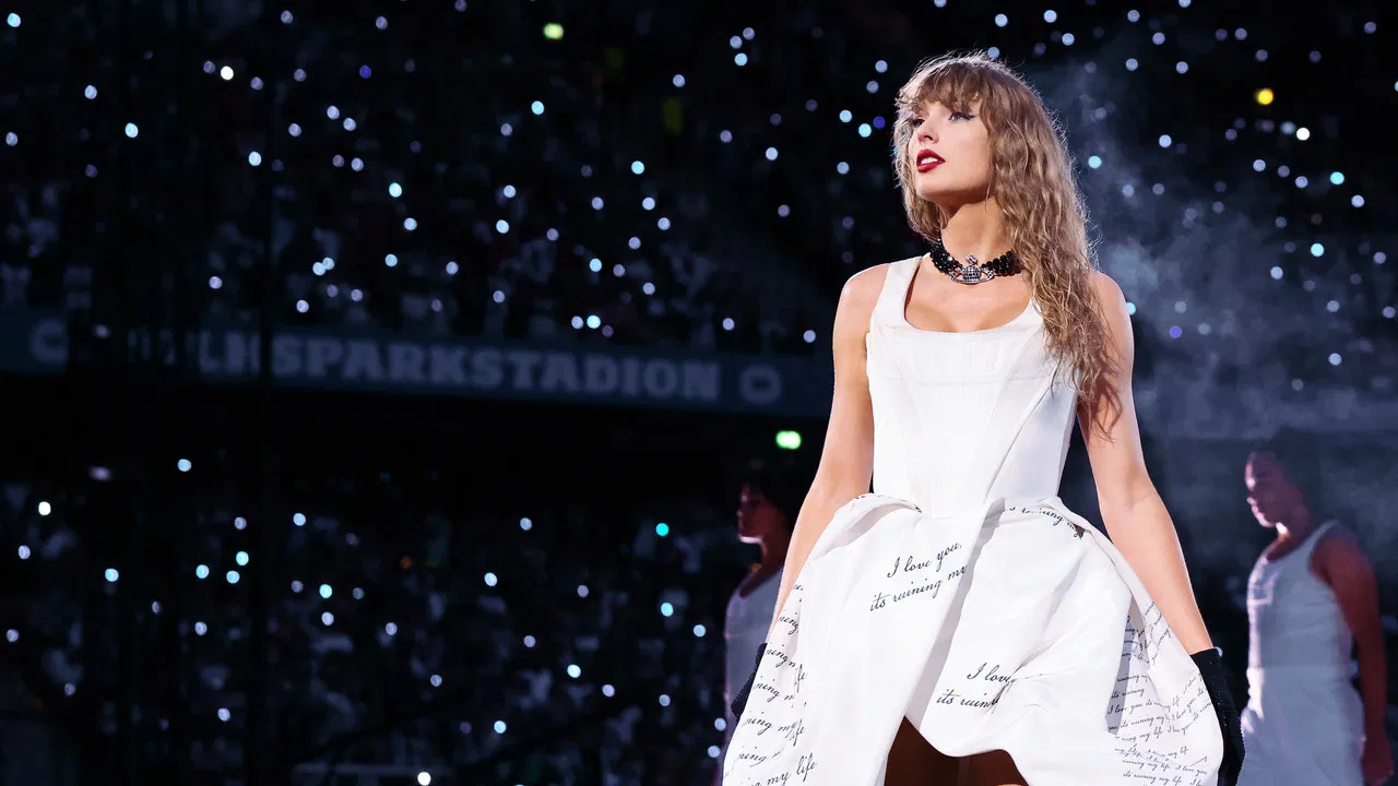 تصویر زمینه دانلود فیلم Taylor Swift: The Eras Tour – The Final Show 2025